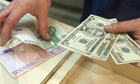 Türkiyədə dollar yenidən yüksəlişə keçdi