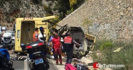 Antalyada avtobus qayaya çırpıldı: 28 yaralı