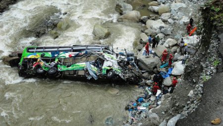 Hindistanda avtobus çaya düşdü: 9 ölü