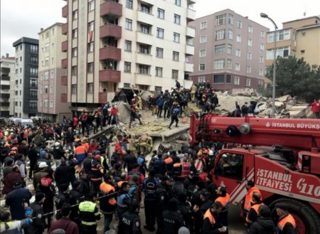 İstanbulda çökmüş binanın dağıntıları altından daha 4 nəfər xilas edilib