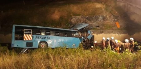 Malayziyada avtobus qəzası baş verib, azı 10 nəfər həyatını itirib