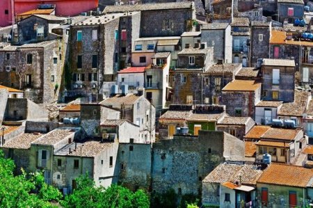 Siciliyada bir avroya evlər satılır
