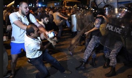 Paşinyanın doğma şəhərində polislə qarşıdurma yarandı, 13 nəfər yaralandı