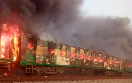 73 nəfər qatarda yanaraq öldü