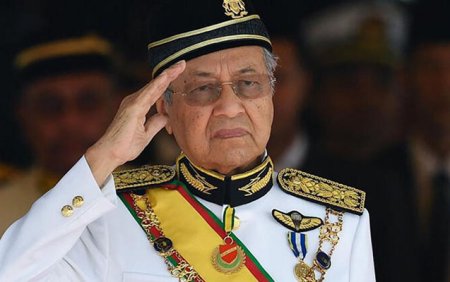 Malayziyanın 94 yaşlı Baş Naziri istefa verdi