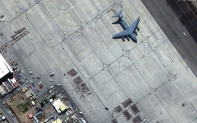 “Taliban” Kabil hava limanına gedən yolu bağladı