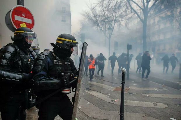 Parisdə prezidentliyə namizəd jurnalistə qarşı etiraz aksiyası keçirilib
