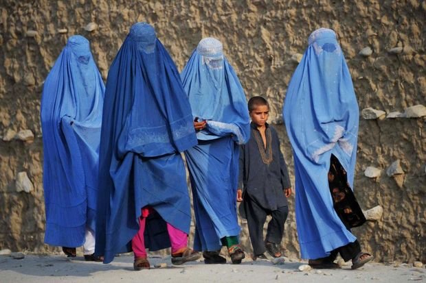 “Taliban” qadınlar üçün burkanı məcburi etdi