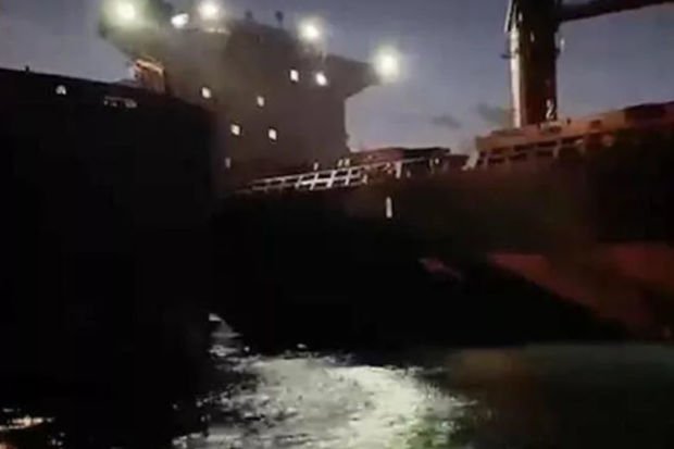 İstanbul boğazında iki gəmi toqquşub