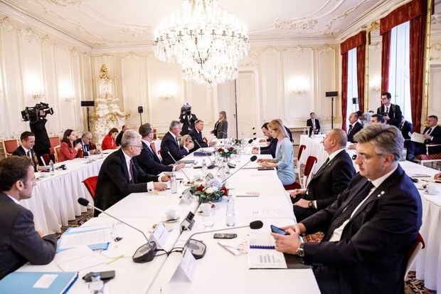 Prezident Praqada “Avropa qitəsində sülh və təhlükəsizlik” mövzulu dəyirmi masada iştirak edib -YENİLƏNİB
