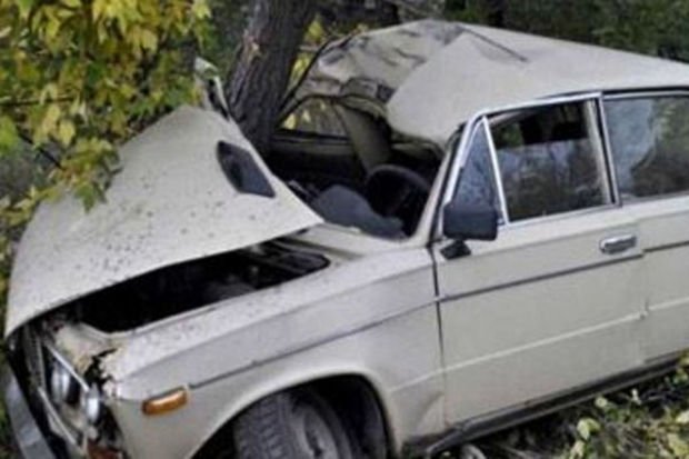 Astarada avtomobil ağaca çırpıldı: Ölən var