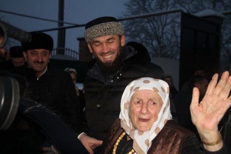 Kadırov Goranboyda tapılmış 104 yaşlı Mədinəyə ev bağışladı – FOTO