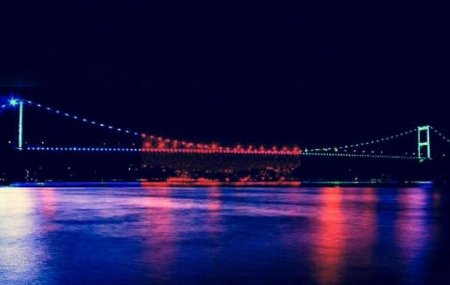 İstanbulda körpü Azərbaycan bayrağına büründü