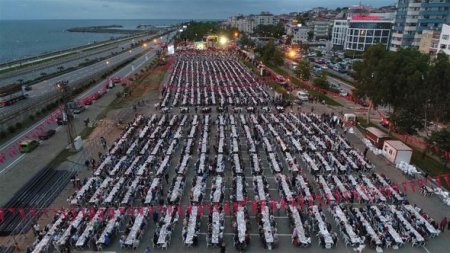 Türkiyədə 12 min nəfərlik iftar süfrəsi – FOTO