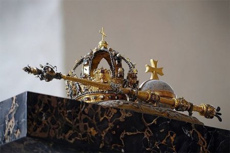 İsveçdə kilsədən Kral rəmzləri oğurlandı