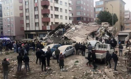İstanbulda dağıntılar altında qalmış 4 nəfərlə telefon əlaqəsi yaradılıb