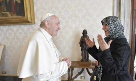 Roma Papası Vatikanda imam Musa Sədrin bacısı ilə görüşüb