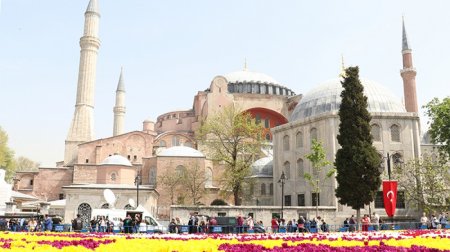 İstanbulda dünyanın ən böyük “Lalə xalçası” hazırlanıb