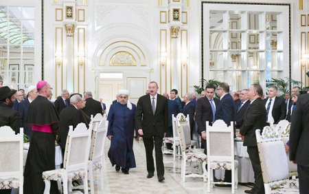 Prezident şeyxin iqamətgahındakı iftar mərasimində