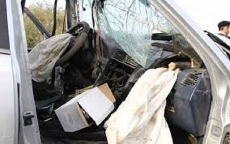 Mərdəkanda “Toyota” ağaca çırpıldı – dörd nəfər yaralandı