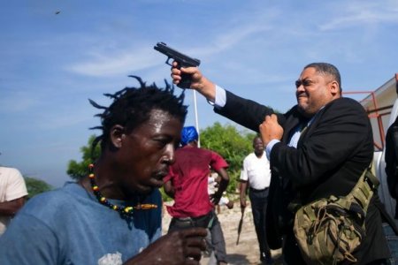 Haitidə deputat parlamentdə atəş açdı