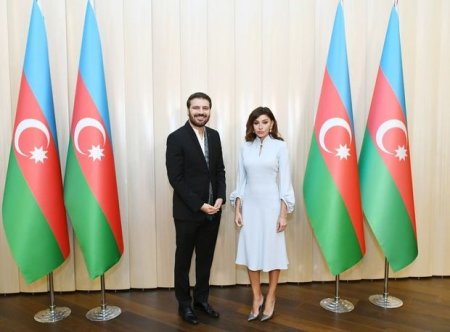 Mehriban Əliyeva Sami Yusufa Azərbaycan Prezidentinin fəxri diplomunu təqdim edib
