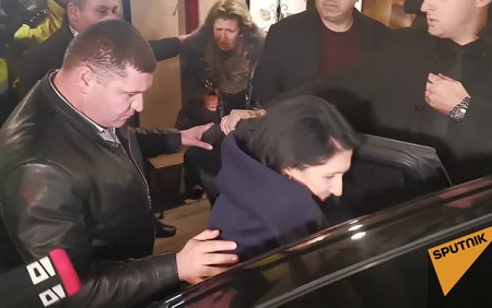Aksiyanın keçirildiyi küçədə şam edən Zurabişvili fitə basıldı - Video