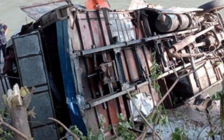 Nepalda zəvvarları daşıyan avtobus aşdı - 13 ölü, 16 yaralı
