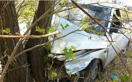Yasamalda “06”sını dirəyə çırpan sürücü öldü