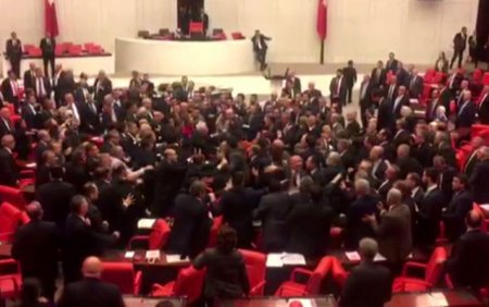 Türkiyə parlamentində əlbəyaxa dava - Video