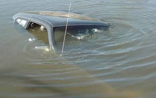 “Mercedes” suya düşdü, sürücü öldü