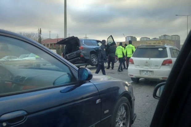 Bakı-Sumqayıt yolunda lüks avtomobil qəzaya uğradı