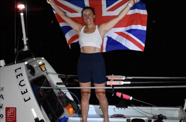 Okeanı ilk cəhddə keçən qadın dünya rekordunu qırdı 