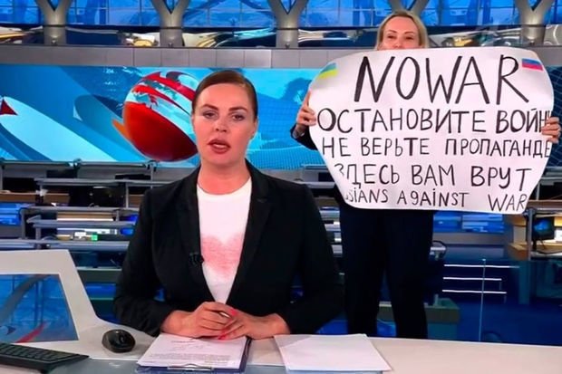 Canlı yayımında plakat açaraq müharibəyə etiraz edən rusiyalı jurnalistin yeni iş yeri bəlli olub