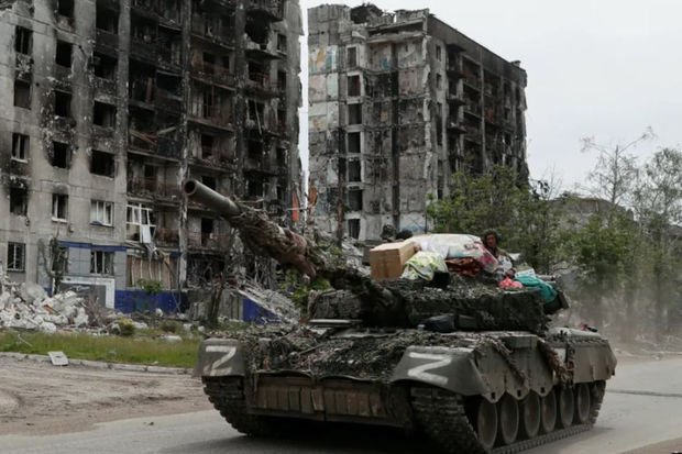 Ukraynalı qaçqın qənimət daşıyan rus tankının üzərində öz əşyalarını gördü