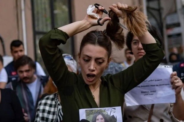İranda saxlanılan qızın ölümü ilə bağlı etirazlar davam edir