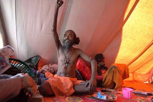 Hindistanlı rahib on ildən çoxdur əlini yuxarı qaldıraraq yaşayır