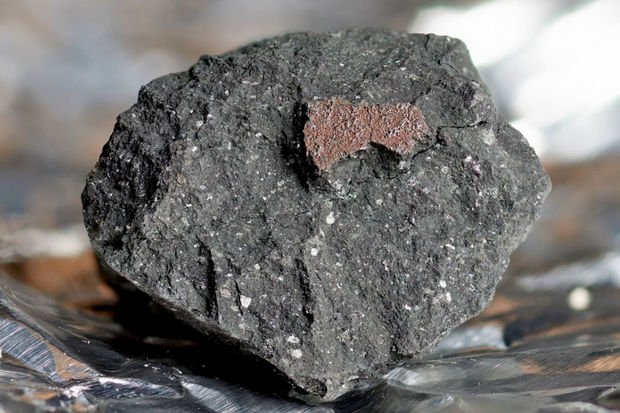 Alimlər Yerə düşən meteoritdə iki naməlum material aşkar ediblər