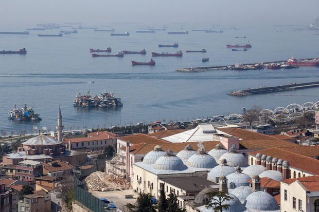 Türkiyə sahillərində tıxacda qalan tankerlər 18 milyon barel neft daşıyır