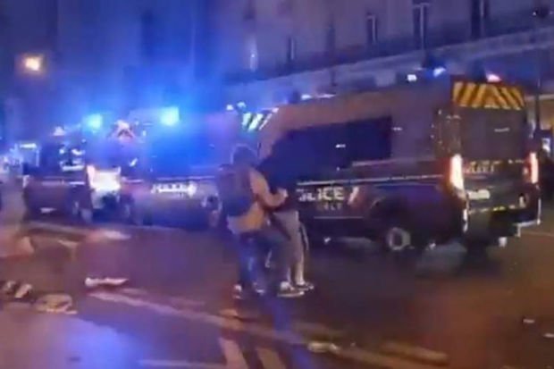 Fransada etiraz aksiyaları zamanı üç polis maşını toqquşub