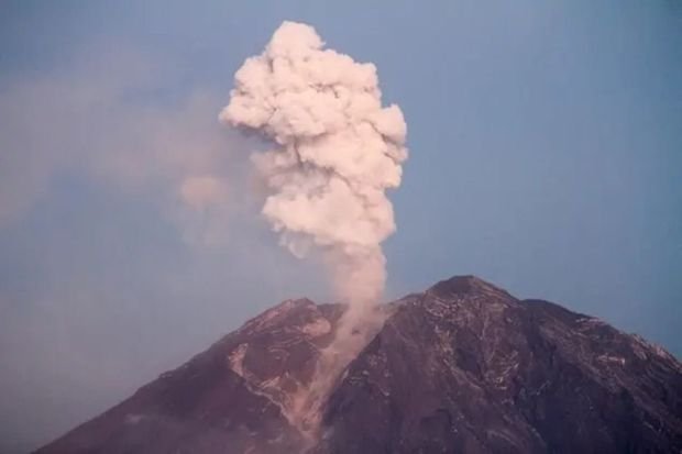 İndoneziyanda vulkan iki kilometr yüksəkliyə püskürdü 