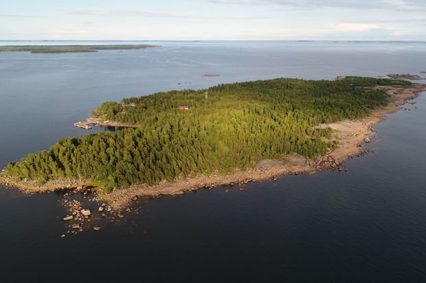 Finlandiyada Rusiya ilə sərhəddə hərbiləşdirilmiş ada satılır