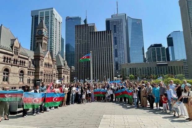 Kanadanın Toronto şəhərində Azərbaycan bayrağı ucaldılıb