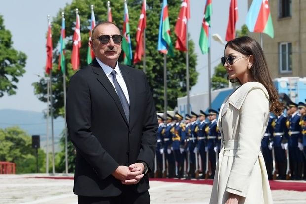 MM Prezident və Birinci vitse-prezidentə Müstəqilliyin Bərpası Günü münasibətilə təbrik məktubu ünvanlayıb