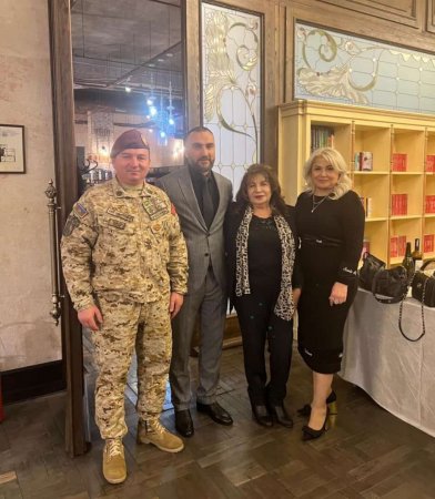 Özbək yazıçısı və şairi İsmət Kuçiyevin "Heydər Əliyevin zəfəri" və Azərbaycanın zəfəri" kitablarının təqdimatı keçirildi Özbək yazıçısı və şairi İsmət Kuçiyevin "Heydər Əliyevin zəfəri" və Azərbaycanın zəfəri" kitablarının təqdimatı keçirildi