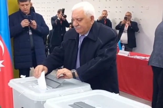 Bəylər Eyyubov Şuşada səs verdi