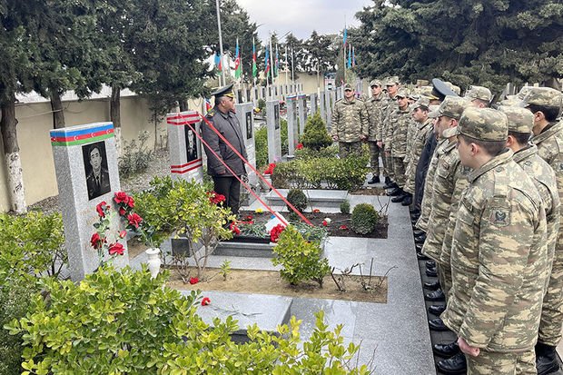 Mübariz İbrahimov məzarının başında hərbçi yoldaşları tərəfindən anıldı