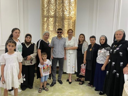 QHT rəhbəri Qurban bayramını şəhid ailələri və qazilərlə qeyd edib