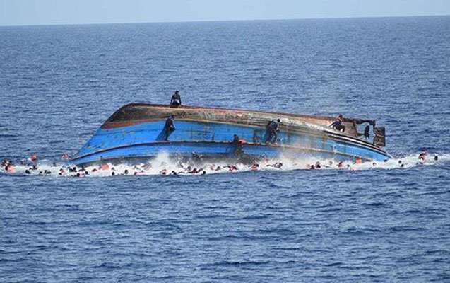 Komor adalarında insanlarla dolu qayıq batdı - 25 ölü