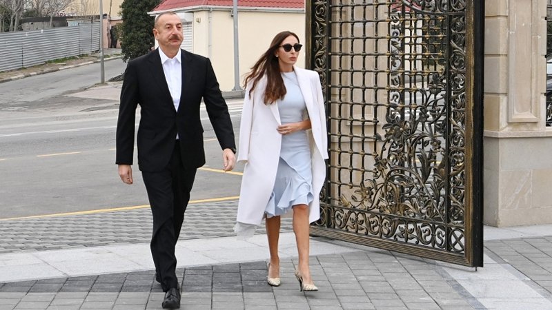 Prezident Dövlət Bayrağı Meydanında Azərbaycan Bayrağını ucaltdı 